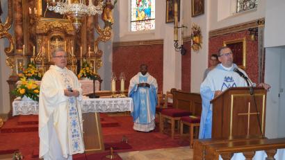 Bild: swo
Regionaldekan Manfred Strigl (links) vom Exerzitienhaus Johannisthal fordert beim Seniorengottesdienst auf dem Mausberg die Gläubigen auf, Gott zu loben.