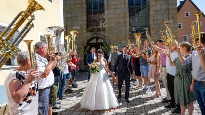 Bild: Hans Pastyrik, Pegnitz
Das Brautpaar durchschreitet die lange Reihe des Hochzeitsspaliers.