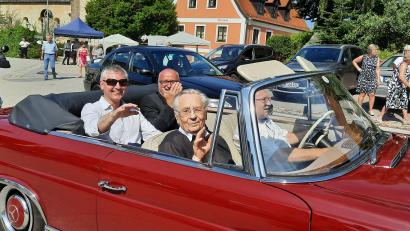 Bild: oe
Mit einem schmucken Oldtimer fuhr man nach Fichtenhof. Vorne der Jubilar Pfarrer Alois Albersdörfer, dahinter Franz Badura, dritter Bürgermeister von Amberg, daneben Peter Anton, Bürgermeister Ammerthal.