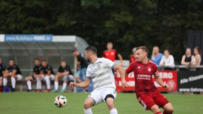 Bild: Dieter Jäschke
Der Tännesberger André Bertelshofer (gestreiftes Trikot) ist vor Maximilian Herzog am Ball. Am Ende hatte aber die SpVgg die Nase vorne.