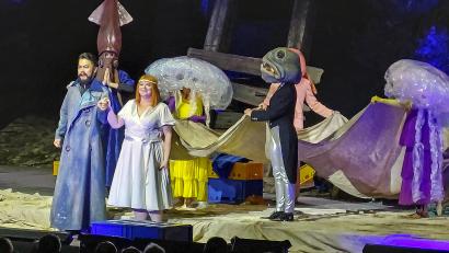 Bild: Kerstin Starke/fph
Traum-Hochzeit mit Meeresbewohnern: Senta (Menna Cazel) und der Holländer (Insu Hwang) bei der Premiere auf der Luisenburg.