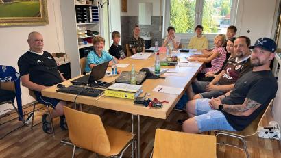 Über zehn neue Schiedsrichter freut sich die Gruppe Amberg, Lehrwart Walter Schimpke (links) bereitete sie auf die erfolgreiche Prüfung vor.