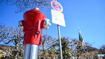 Symbolbild: Felix Kästle/dpa
In der St.-Peter-Straße in Tirschenreuth wurde wohl innerhalb der vergangenen zwei Wochen ein Hydrant der Stadtwerke angefahren.