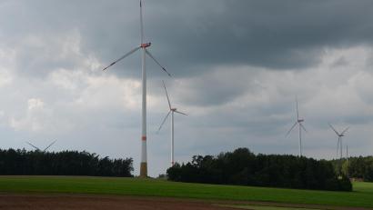 Bild: ak
Die Stadt Kemnath möchte an einem generellen Abstand von 1000 Metern zwischen Windkraftanlagen (im Bild bei Schwarzach/Stadt Creußen) und Wohnbebauung festhalten.