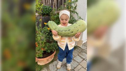 Bild: Nadine Meier
Knapp vier Kilogramm wiegt die Zucchini, die Ida Meier stolz in den Armen hält.