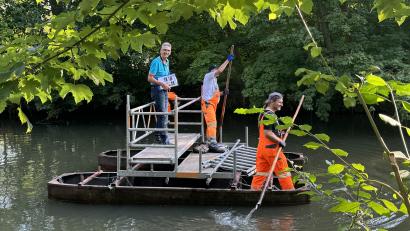 Bild: Heike Unger
Keine ganz gewöhnliche Bootstour, sondern Brückenprüfer bei der Arbeit auf der Vils in Amberg.