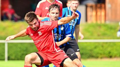 Bild: Schrems, Thomas
In der Vorwoche wehrte Louis Lang (vorne) vom TSV Konnersreuth den Angriff des Kondrauers Jonas Sölch ab. Gelingt ihm das im Top-Spiel gegen den FC Tirschenreuth erneut?