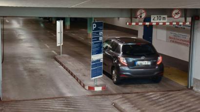 Bild: Stephan Huber
Die Tiefgarage am Kurfürstenbad in Amberg hat nun auch eine automatische Kennzeichenerkennung. Nebeneffekt ist, dass die Besucher des Bads keine Karte mehr bekommen, die sie am Schalter entwerten lassen können und nun fürs Parken zahlen müssen. Das sorgt für Unmut.