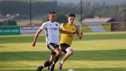 Archivbild: Dieter Jäschke
Fabian Mark (links, Szene aus der Partie gegen den SV Kulmain) und der TSV Reuth empfangen bereits am Freitagabend als Spitzenreiter der Kreisliga Nord den Aufsteiger SC Eschenbach.