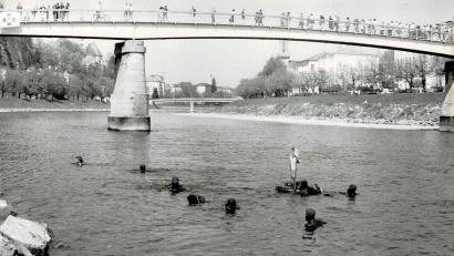 Archivbild: Wasserwacht Weiherhammer
Die Gruppe aus Weiherhammer beim ersten Salzachschwimmen 1980 in Salzburg unter dem Mozartsteg-