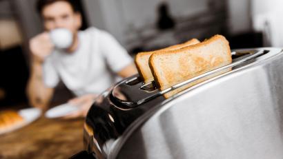 Symbolbild: Lightfield Studios – stock.adobe.com
Geräte mit Hitzeentwicklung wie ein Toaster dürfen nicht unter einem Hängeschrank oder unmittelbar neben Vorhängen aufgestellt werden, sonst besteht Brandgefahr.