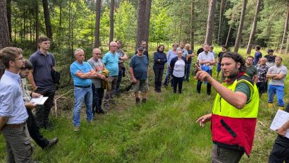 Bild: Sven Grünert/exb
Johannes Bogner erklärt den Waldbauern den Verlauf der Holzerntemaßnahme.