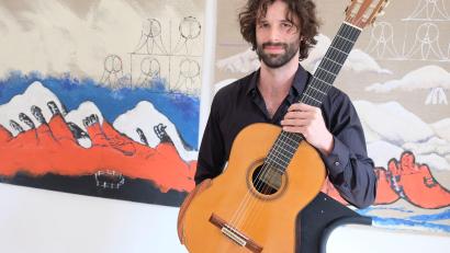Bild: do
Hybrid-Künstler Bart Corver ist ein Phänomen: Der Niederländer vereint einzigartig Bildene Kunst und musikalisches Talent. Corver beeindruckte auch beim Vernissage-Konzert in Speinshart.