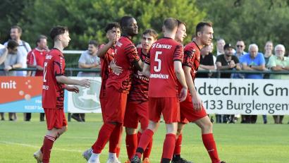 Archivbild: Hubert Ziegler
Adrian Robinson (Dritter von links) rettete dem SV Schmidmühlen in der Vorwoche mit zwei Treffern noch ein 3:3 gegen den TSV Königstein. Die Gäste ärgerten sich dabei über pöbelnde Fans der Gastgeber.