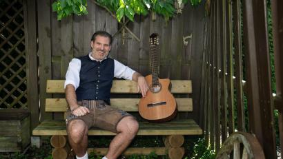 Bild: Bernd Schaffrath
Der bayerische Barde Vogelmayer taucht in die Höhen und Tiefen des Lebens ein, um die kleinen und großen Freuden, aber auch die Herausforderungen des Alltags auf humorvolle Weise zu beleuchten.