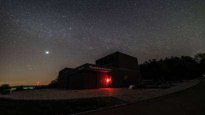 Bild: Martin Sponsel
Planetarium und Sternwarte in Ursensollen liegen am Rand einer sehr dunklen Gegend und damit recht günstig für einen schönen Blick in den Nachthimmel.
