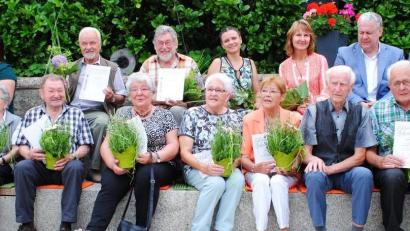 Bild: Alfred Schorner
Der Verein für Gartenbau und Ortsverschönerung Lintach ehrt seine Jubilare (hinten, von links): die Jubilare Tanja Saller, Walter Jokiel und Otto Meier, Vorsitzende Melanie Günther, Mandy Göbl, Landrat Richard Reisinger, Bürgermeister Alwin Märkl und Kreisfachberater Markus Fuchs; vorn (von links): die Gründungsmitglieder: Brigitte Schneider, Margarete Forster, Franz Rehaber, Resi Fritsche, Marianne Hassler, Anna Gebhard, Philipp Schwab und Albert Wendl sowie Kreisfachberaterin Michale Basler.