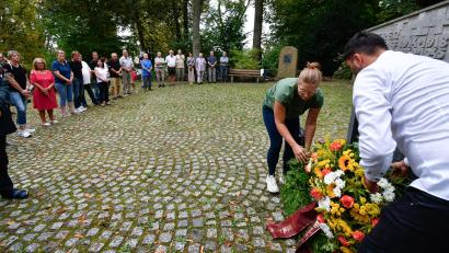 Bild: Petra Hartl
Zum Antikriegstag richtet die IG Metall traditionell eine Gedenkfeier am Mahnmal auf dem Friedhofsberg in Sulzbach-Rosenberg aus.