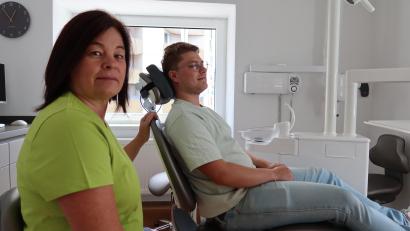 Bild: Kunz
Zahlärztin Sybille Hümmer beobachtet einen IT-Experten beim Testen des Behandlungsstuhls.