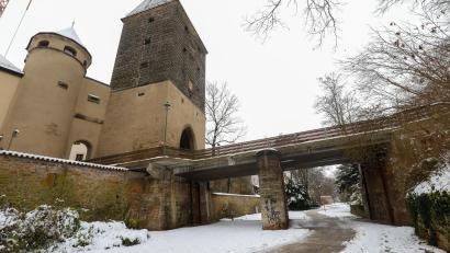 Bild: Wolfgang Steinbacher
Die Brücke über den Stadtgraben vor dem Ziegeltor soll möglichst neu gebaut werden. Die Schäden sind für eine Sanierung wohl bereits zu groß.