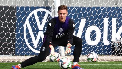 Bild: Daniel Karmann/dpa
Marc-André ter Stegen beim Training in Herzogenaurach.
