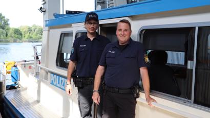 Bild: Simon Rothfischer
Das knapp 15 Meter lange Polizeischiff ist der Arbeitsplatz von Simon Weinzierl (links) und Christoph Mielke.