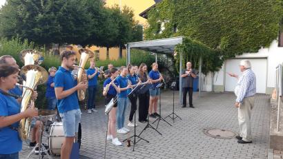 Bild: Josef Kleber/exb
Pfarrer Wolfgang Häupl schwingt nun auch den Taktstock im Pfarrhof in Waidhaus.