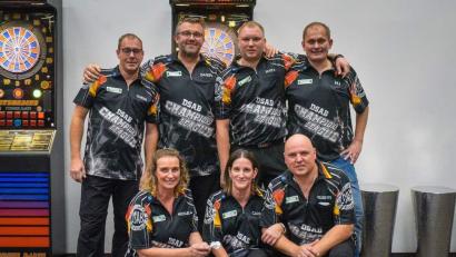 Bild: gz
Die Champions-League-Mannschaft der Dartfreunde Eslarn mit Chriss Glonner (stehend von links), Danijel Lukic, Vaclav Schieferndecker und Hans-Jürgen Bauer, sowie Michaela Mc Clain (vorne von links), Carina Zelt und Peter Schnupfhagn.