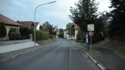 Bild: ak
Zur Erhöhung der Verkehrssicherheit für Schulkinder werden auf dem Weg zum Schulzentrum weitere Maßnahmen, wie Ausweitung der Tempo-30-Zone, Geschwindigkeitsmessungen, Querungshilfen und Bemalung des Fahrbahnbelages, geprüft.
