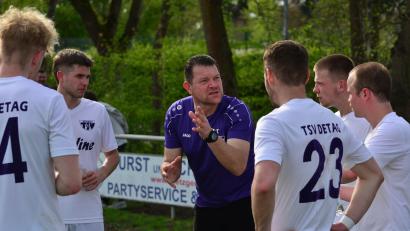 Bild: ham
Die Spieler des TSV Detag Wernberg hören ihrem Trainer Tom Gietl (Dritter von links) in dieser Saison wohl ganz genau zu.