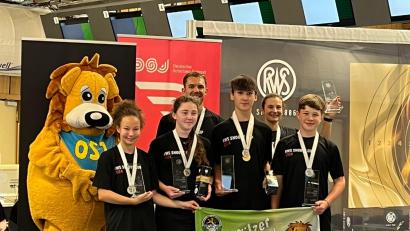 Bild: rwo
Die Oberpfälzer Abordnung beim „RWS Shooty-Cup“ bei der Siegerehrung:
Fiona Merkl, Stella Schieder, Andreas Rohse und Nico Schürger (vorne von links), hinterhalb die Nationalkaderschützen Maximilian Dallinger und Sandra Reitz.
senreuth.