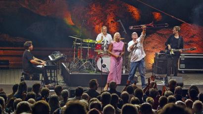 Bild: Gerd Pöhlmann/fph
Mit Riesenspaß bei der Sache: Simon Oslender Wolfgang Haffner, Viktoria Tolstoy, Nils Landgren und Thomas Stieger (von links) bei ihrem Konzert auf der Luisenburg.