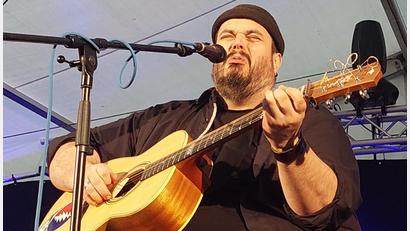 Bild: Amann
Lieder mit Spaß, aber auch Wehmut in der Stimme: Sänger und Gitarrist Mathias Kellner bei seinem Auftritt beim Zelt-Kultur-Festival in Schwandorf.