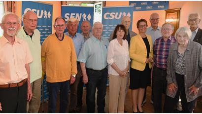 Bild: gf
Ehrung der Gründungsmitglieder sowie der im Gründungsjahr beigetretenen Mitglieder der Senioren-Union; (von links): SU-Vorsitzender Rudolf Maier, Manfred Ach, Erhard Ruhmannseder, Georg Lassonczyk, Manfred Witt, Werner Vornlochner, Gerda und Josef Lettl, Abgeordnete Susanne Hierl, MdL a.D. Heinz Donhauser, Johann Weber, Adelheid Stamminger und Helmut Herbst.