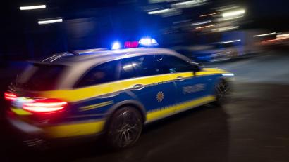 Symbolbild: Marijan Murat/dpa
In Hof ist ein 19-jähriger Motorradfahrer in ein Polizeiauto gefahren.