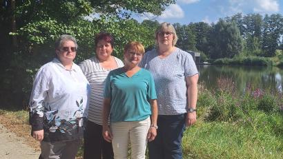 Bild: Monika Grötsch/exb
Sie stehen hinter dem Trauertreff in Waldsassen: (von rechts) Gabriele Schicker, hauptamtliche Koordinatorin des ambulanten Hospizdienstes der Caritas Tirschenreuth, Monika Schmid, Monika Grötsch, Quartiersmanagerin von "Leben Plus" Waldsassen, und Carmen Roose.