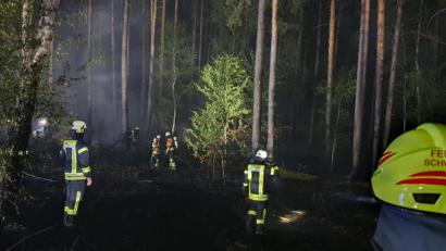 Symbolbild: Kreisbrandinspektion Landkreis Schwandorf
Rund 130 Feuerwehrleute bekämpfen in einem unwegsamen Waldgebiet bei Bodenwöhr einen Flächenbrand