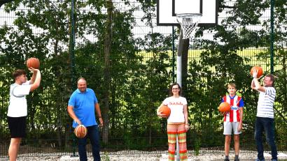 Bild: sche
Die neue Streetball-Anlage auf dem Parkplatz des ehemaligen Bienenhofs Aschach wird offiziell in Betrieb genommen (von links): Lukas Schäffer, Jugendbeauftragter Christian Drexler, AOVE-Geschäftsführerin Katja Stiegler, Lukas Schäffer und Bürgermeister Alwin Märkl.