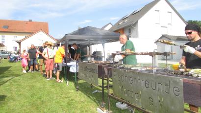Bild: sei
Bei strahlendem Sonnenschein haben die Männer am Grill einen heißen Job: Etliche Besucher ließen sich beim Fischerfest der Fischerfreunde Mantel wieder die leckeren Fischspezialitäten schmecken.