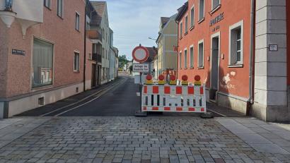 Bild: u
Seit 15. April 2024 ist die Georg-Schiffer-Straße in Hirschau wieder Baustelle. Der Teer wird entfernt, die Straße gepflastert. Das Schuhgeschäft Meyer hatte seinen Eingang in die Hauptstraße verlegt und an der Georg-Schiffer-Straße ein Schaufenster. Seit 1999 ist es leer.