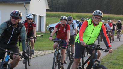 Bild: kro
Die Montagsradler der DJK Falkenberg in voller Fahrt, vorne mit dem hellen Trikot Spartenleiter Christian Gleißner.