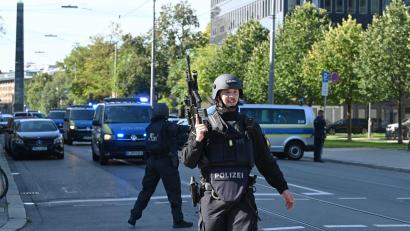 Bild: Simon Sachseder/dpa
Polizeieinsatz nach der Schießerei in München
