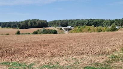Bild: td
Es gibt Pläne und interne Informationsveranstaltungen, die das Trischinger Areal „Schuster-Berg“ an der Autobahn A6 (im Hintergrund die Autobahnbrücke bei Trisching) als Standort für bis zu sechs große Windräder vorstellen.