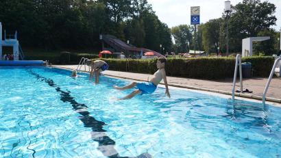 Bild: kaz
Am Freitag endete die Saison im Freibad Erbendorf. Georg Schödel (rechts) und Elias Neugirg lieben die Sprungtürme im Schwimmerbecken. Für das Foto für Oberpfalz-Medien durften die Jungs vom Beckenrand aus ins kühle Nass springen.