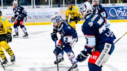 Archivbild: Elke Englmaier
Der Amerikaner Tommy Muck (Mitte) ist derzeit der einzige spielfähige Importspieler bei den Blue Devils Weiden.