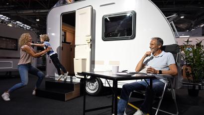 Bild: Federico Gambarini/dpa
Leichtgewicht für E-Autos: Der "Aviva Lite 300 LH" von Adria wiegt nur 750 Kilogramm und bietet dennoch Platz für bis zu drei Personen.