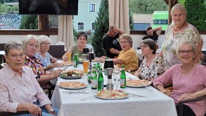 Bild: sei
Die letzte Aktion der Siedlerfrauen war ein Pizzaessen nach dem Serenadenbesuch in Neustadt. Gudrun Horch (stehend) führt derzeit die Damenriege an.