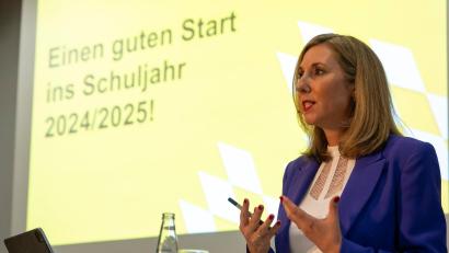 Bild: Lennart Preiss/dpa
Die bayerische Kultusministerin Anna Stolz (Freie Wähler)