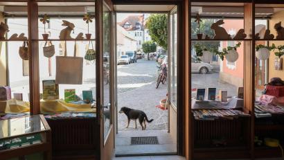 Bild: Wolfgang Steinbacher
Die Buchhandlung und Buchdruckerei Carl Mayr am Schrannenplatz gehört zu den ältesten Geschäften Ambergs. Inhaberin Rosemarie Mayr führt es in vierter Generation.