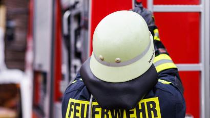 Symbolbild: Philipp von Ditfurth/dpa
Die Feuerwehr löschte in Regenstauf einen brennenden Wohnwagen. Der Bewohner erlitt eine Rauchgasvergiftung.